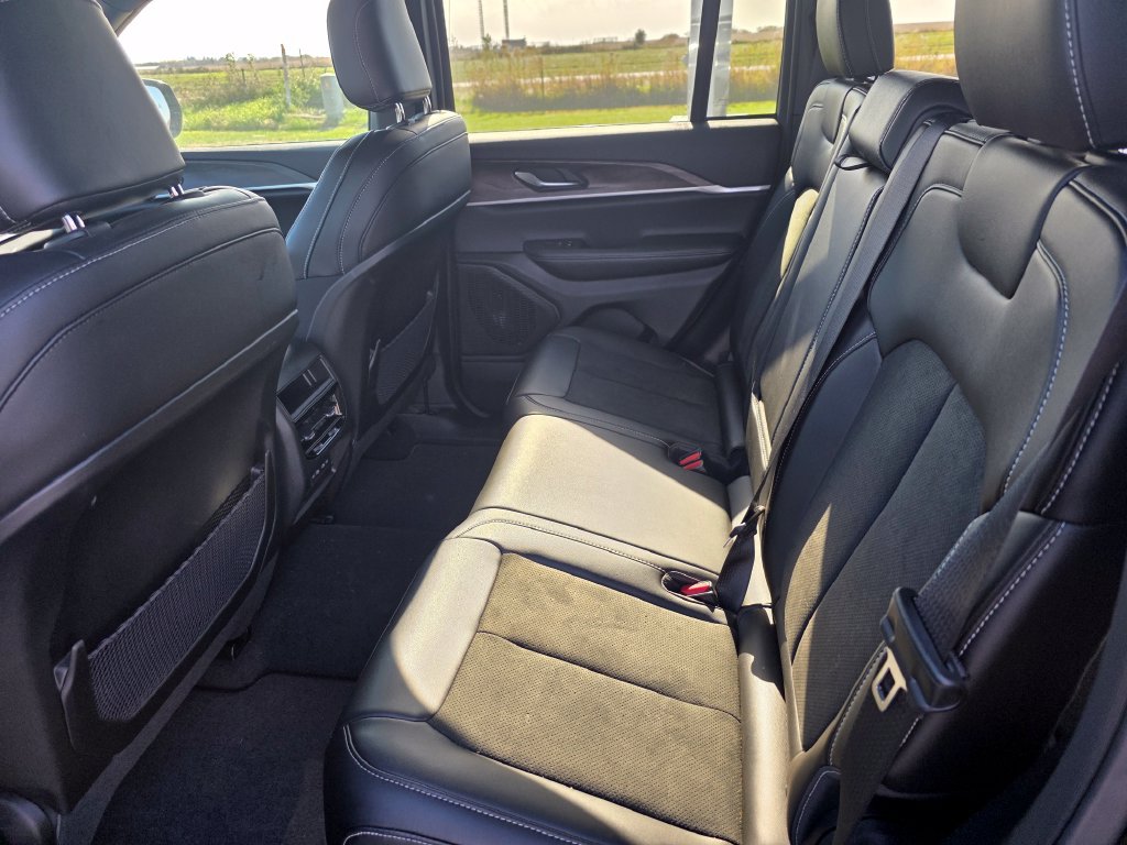 Used 2026 Jeep Grand Cherokee Altitude AWD/4WD image 5
