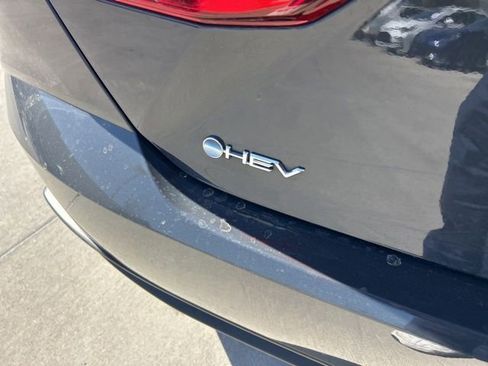 Used 2025 Toyota Camry SE image 5