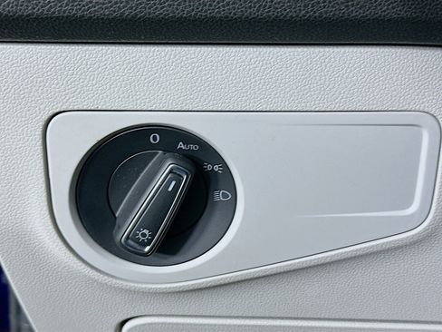 Used 2022 Volkswagen Tiguan SE image 16