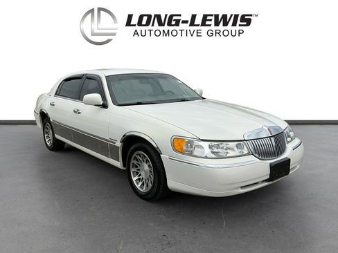 Used 2002 Lincoln Town Car Signature RWD image 10