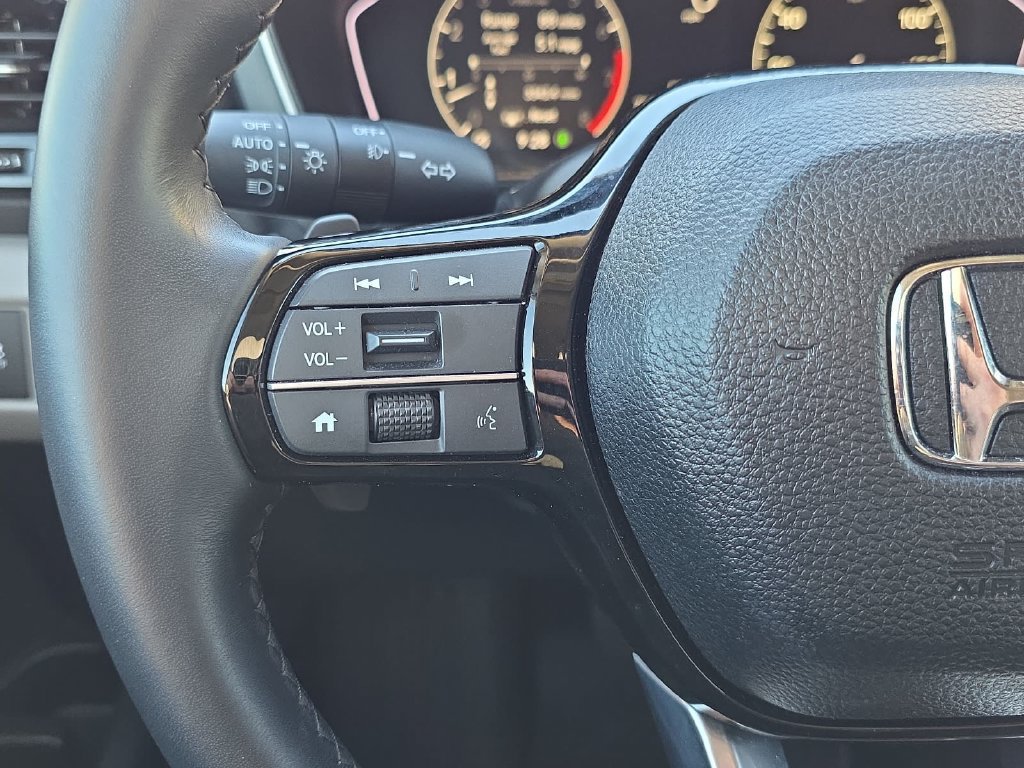 Used 2025 Honda Pilot Touring image 16