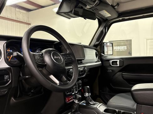 Used 2025 Jeep Gladiator Willys image 7
