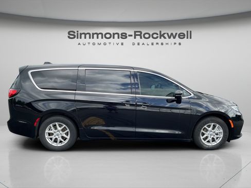 Used 2025 Chrysler Pacifica Select FWD image 6