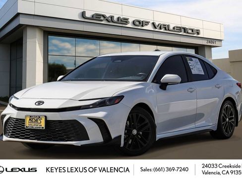 Used 2025 Toyota Camry SE FWD image 1