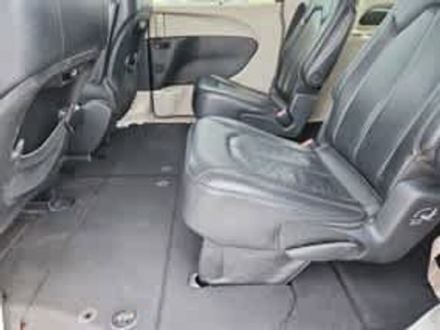 Used 2022 Chrysler Pacifica Touring-L FWD image 24