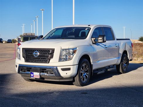 Used 2021 Nissan Titan SV w/ SV Convenience Package image 2