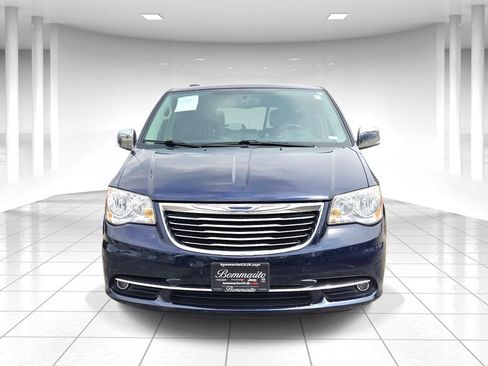 Used 2014 Chrysler Town & Country Touring-L FWD image 8