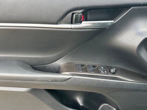 Used 2024 Toyota Camry SE image 11