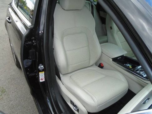 Used 2022 Jaguar XF R-Dynamic SE image 11