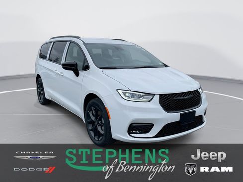 New 2026 Chrysler Pacifica Select w/ S Appearance Package AWD/4WD image 1