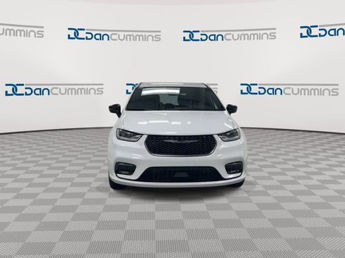 New 2026 Chrysler Pacifica Select image 3