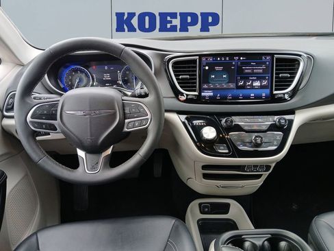 Used 2024 Chrysler Pacifica Touring-L image 12