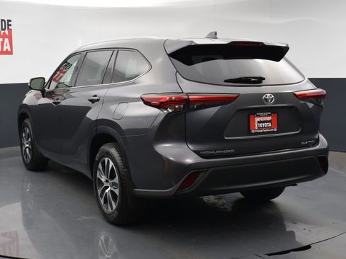 Used 2022 Toyota Highlander XLE image 3