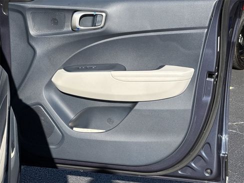 Used 2025 Hyundai Venue Limited image 14