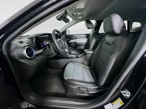 Used 2025 Chevrolet Trax LT w/ LT Convenience Package image 13