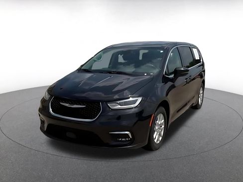 Used 2023 Chrysler Pacifica Touring-L FWD image 6