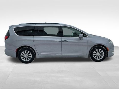 Used 2018 Chrysler Pacifica Touring-L Plus image 8
