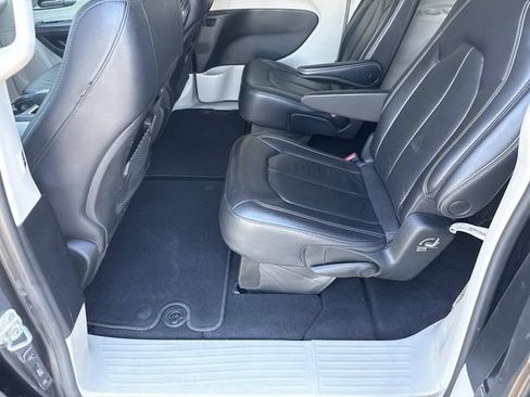 Used 2022 Chrysler Pacifica Touring-L FWD image 57