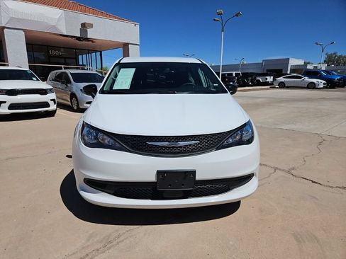 Used 2024 Chrysler Voyager LX FWD image 5