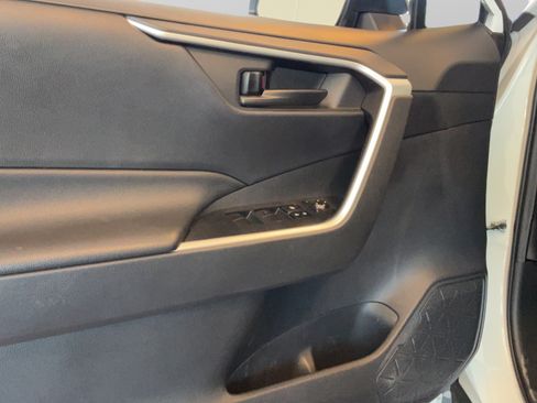 Used 2020 Toyota RAV4 LE AWD/4WD image 19