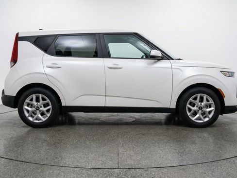 Used 2025 Kia Soul LX w/ LX Technology Package FWD image 11