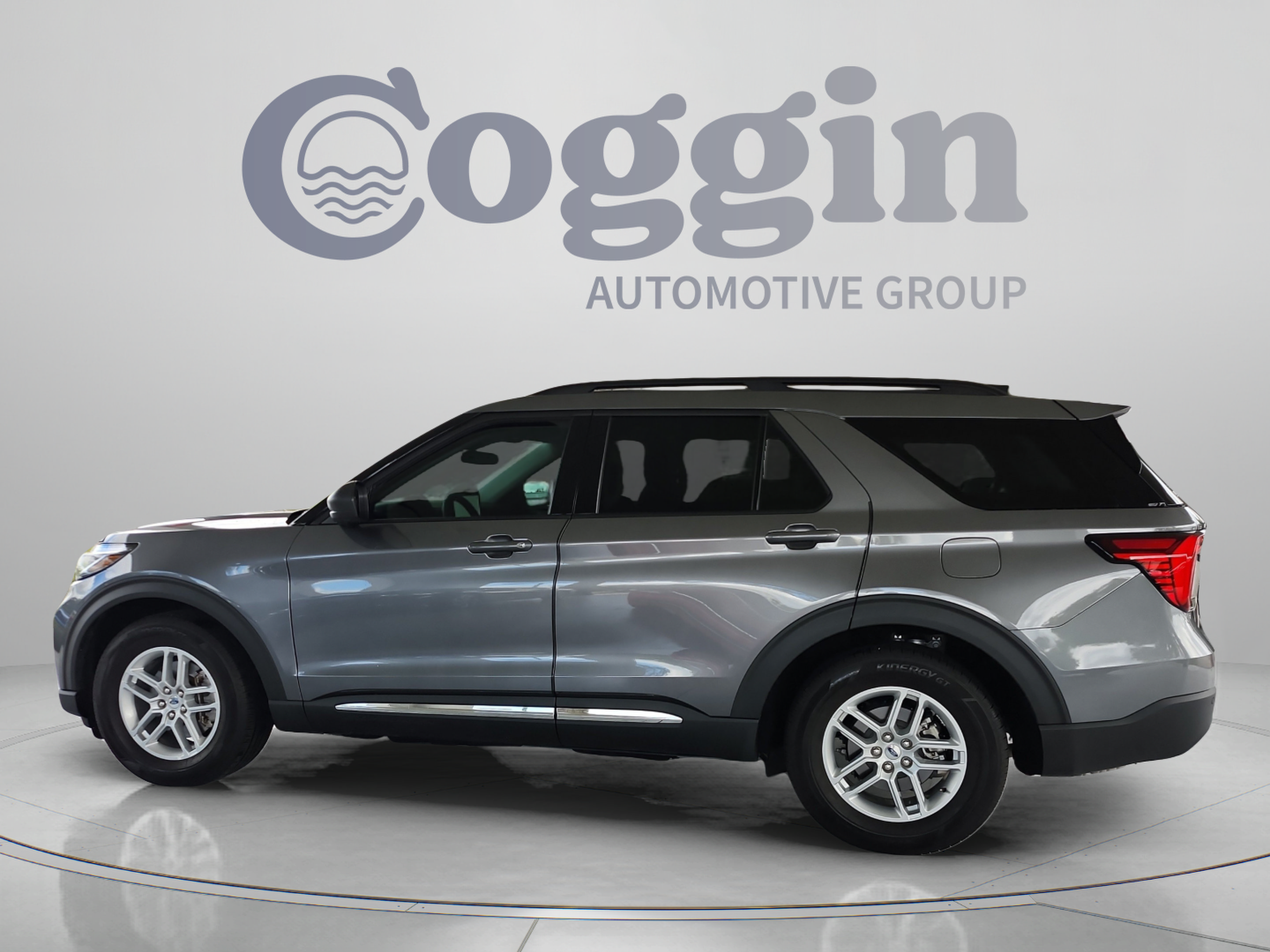Used 2025 Ford Explorer Active RWD image 2