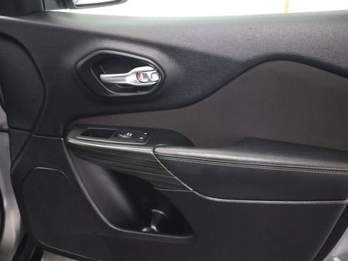 Used 2016 Jeep Cherokee Latitude image 12