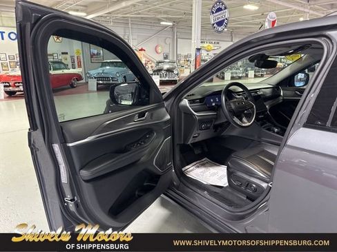 Used 2022 Jeep Grand Cherokee Limited image 11