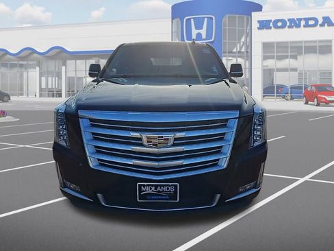 Used 2019 Cadillac Escalade Platinum image 2