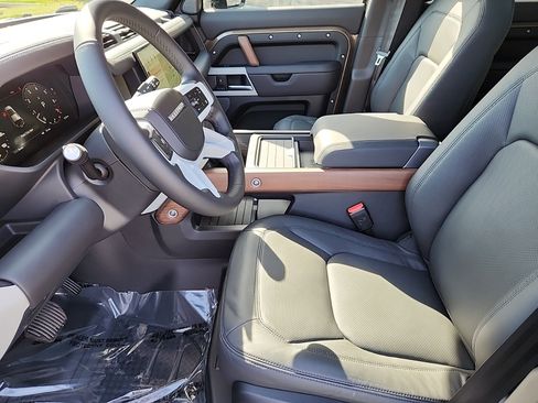New 2024 Land Rover Defender 110 SE image 21