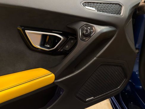 Used 2020 Lamborghini Huracan EVO image 15