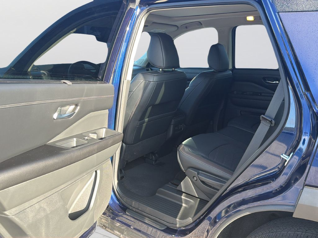 Used 2023 Nissan Pathfinder Platinum w/ Cargo Package AWD/4WD image 24