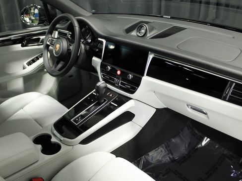 New 2026 Porsche Macan image 29