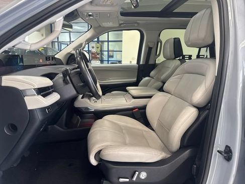 Used 2025 Lincoln Navigator Reserve AWD/4WD image 9