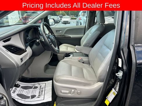 Used 2020 Toyota Sienna XLE FWD image 2