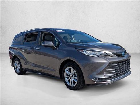 Certified 2022 Toyota Sienna Limited image 3