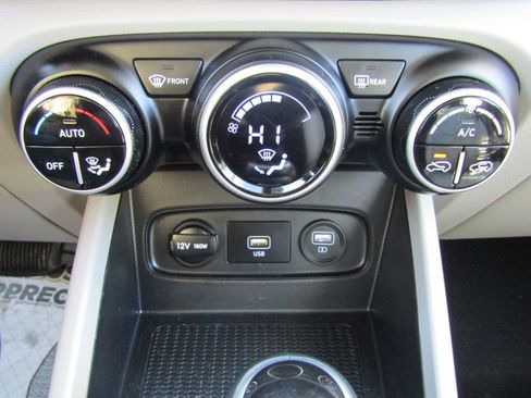 Used 2021 Hyundai Venue SEL image 25