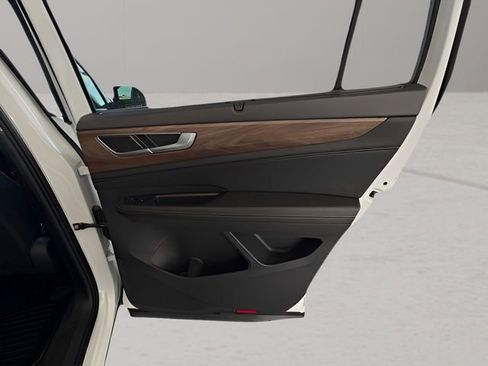 Used 2025 Volkswagen Atlas SE image 35