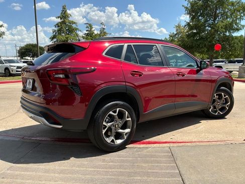 Used 2025 Chevrolet Trax LT w/ LT Convenience Package FWD image 6