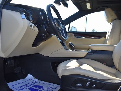 Used 2018 Cadillac XT5 Luxury w/ Driver Awareness Package image 8