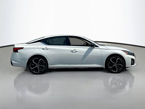 Used 2024 Nissan Altima 2.5 SR w/ SR Premium Package FWD image 8