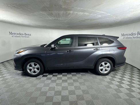 Used 2023 Toyota Highlander LE FWD image 4