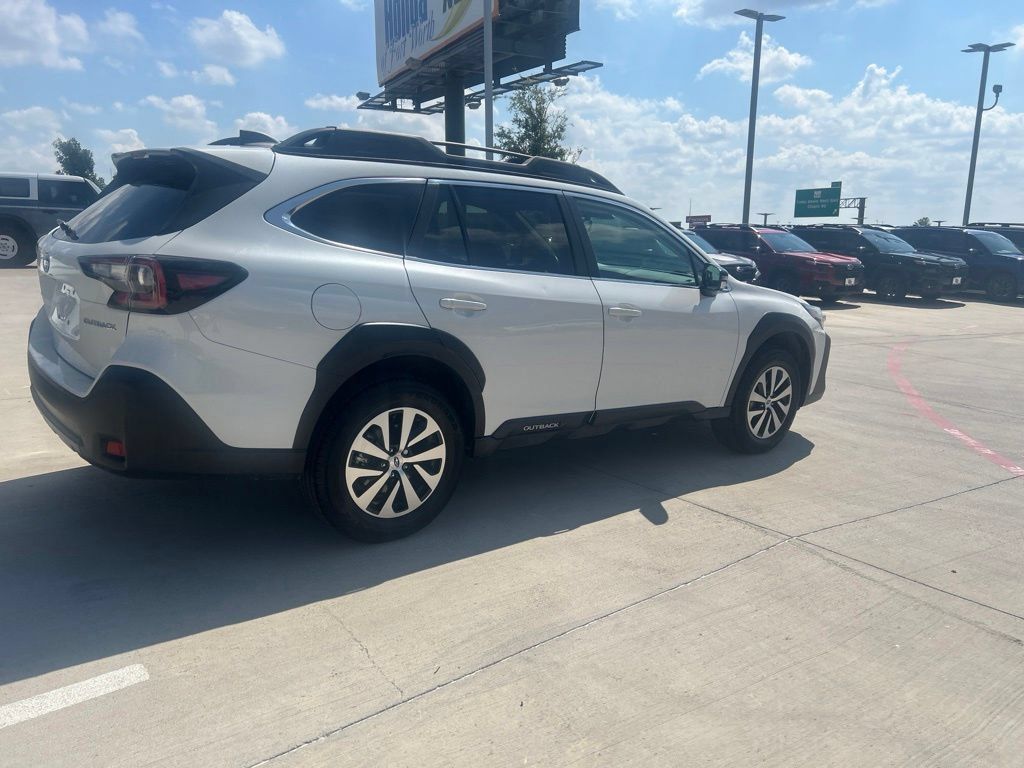 Used 2025 Subaru Outback Premium AWD/4WD image 3