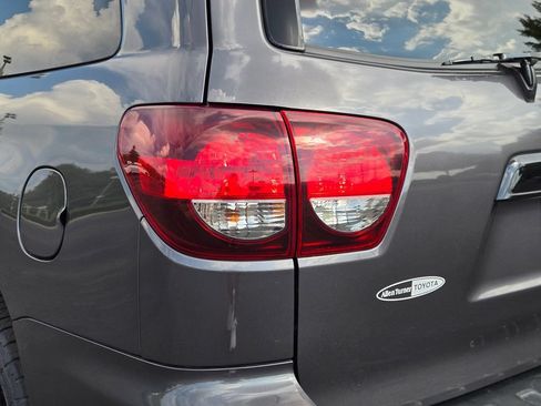 Used 2018 Toyota Sequoia TRD Sport AWD/4WD image 9