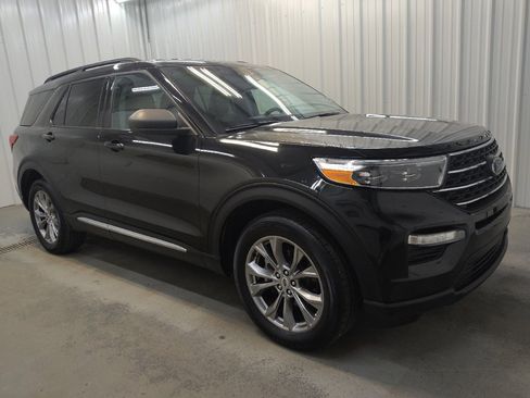 Used 2022 Ford Explorer XLT w/ Equipment Group 202A AWD/4WD image 11