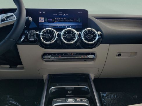 Certified 2025 Mercedes-Benz GLA 250 4MATIC image 20