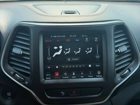 Used 2019 Jeep Cherokee Trailhawk w/ Cold Weather Group AWD/4WD image 15