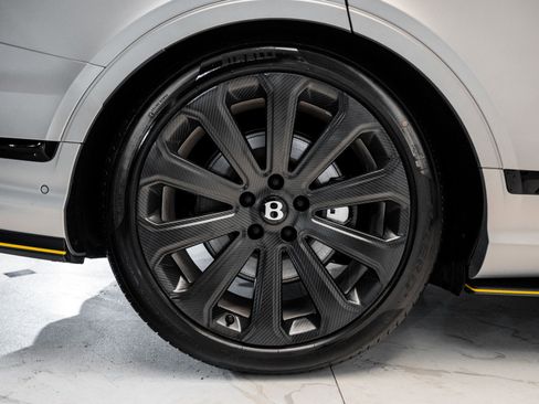 Used 2025 Bentley Bentayga image 19