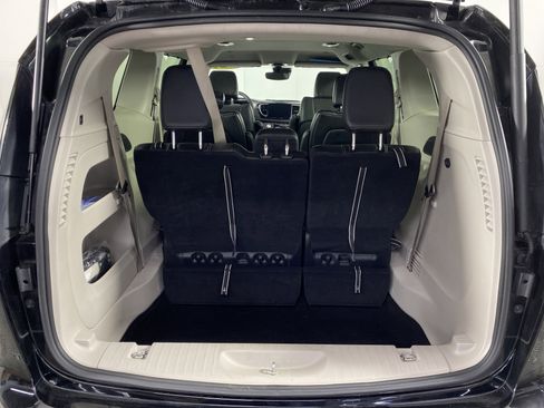 Used 2024 Chrysler Pacifica Touring-L image 33