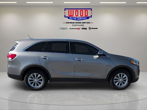 Used 2017 Kia Sorento L FWD image 2